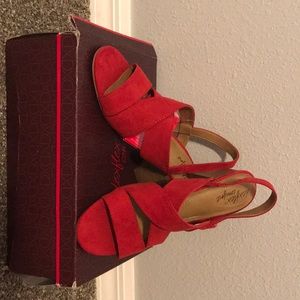 BN dex flex comfort. Super cute bright red.